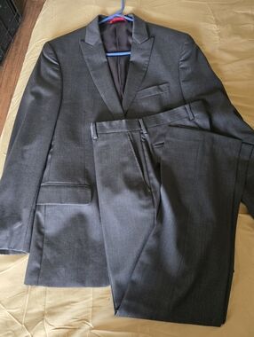 Alfani Men’s 2-Piece Gray Suit – 40R Jacket, 31x31 - Tailored. 100% Wool